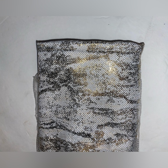 3 Packages Of 4 Each Linen and Gold Fabric Dinner Napkins - Picture 3 of 7